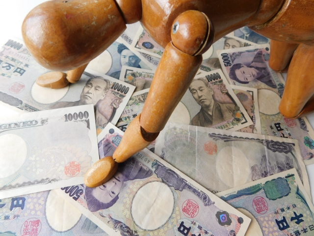 借金を背負う男。大府市で借金返済の無料相談をする